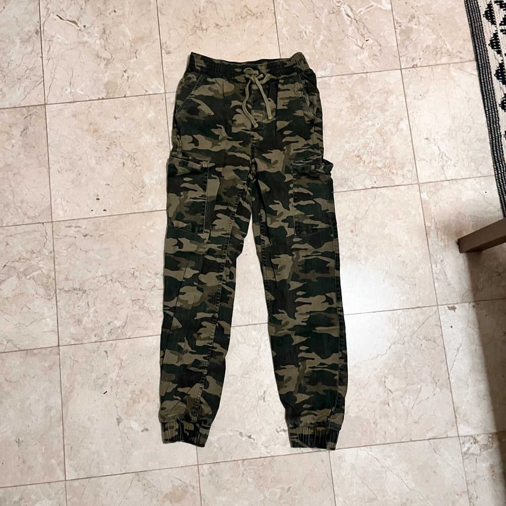 Hollister high rise Cargo camo pants with stretchy waistband Small